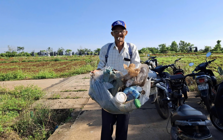Người dân Đắk Lắk phân loại rác thải tái chế. (Ảnh: TD). 